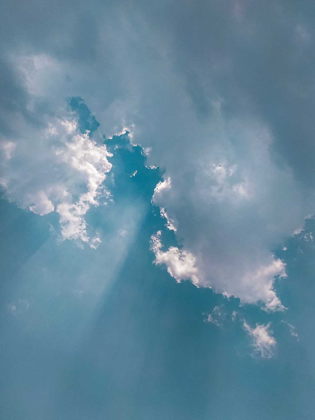 云层里的光束图片