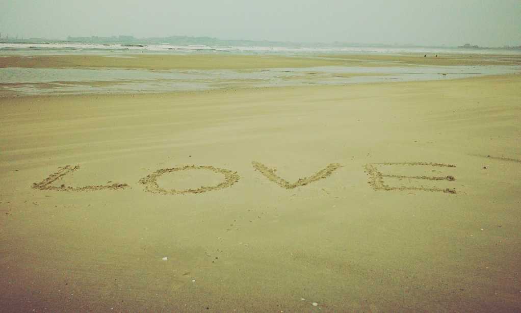 写着love的沙滩图片
