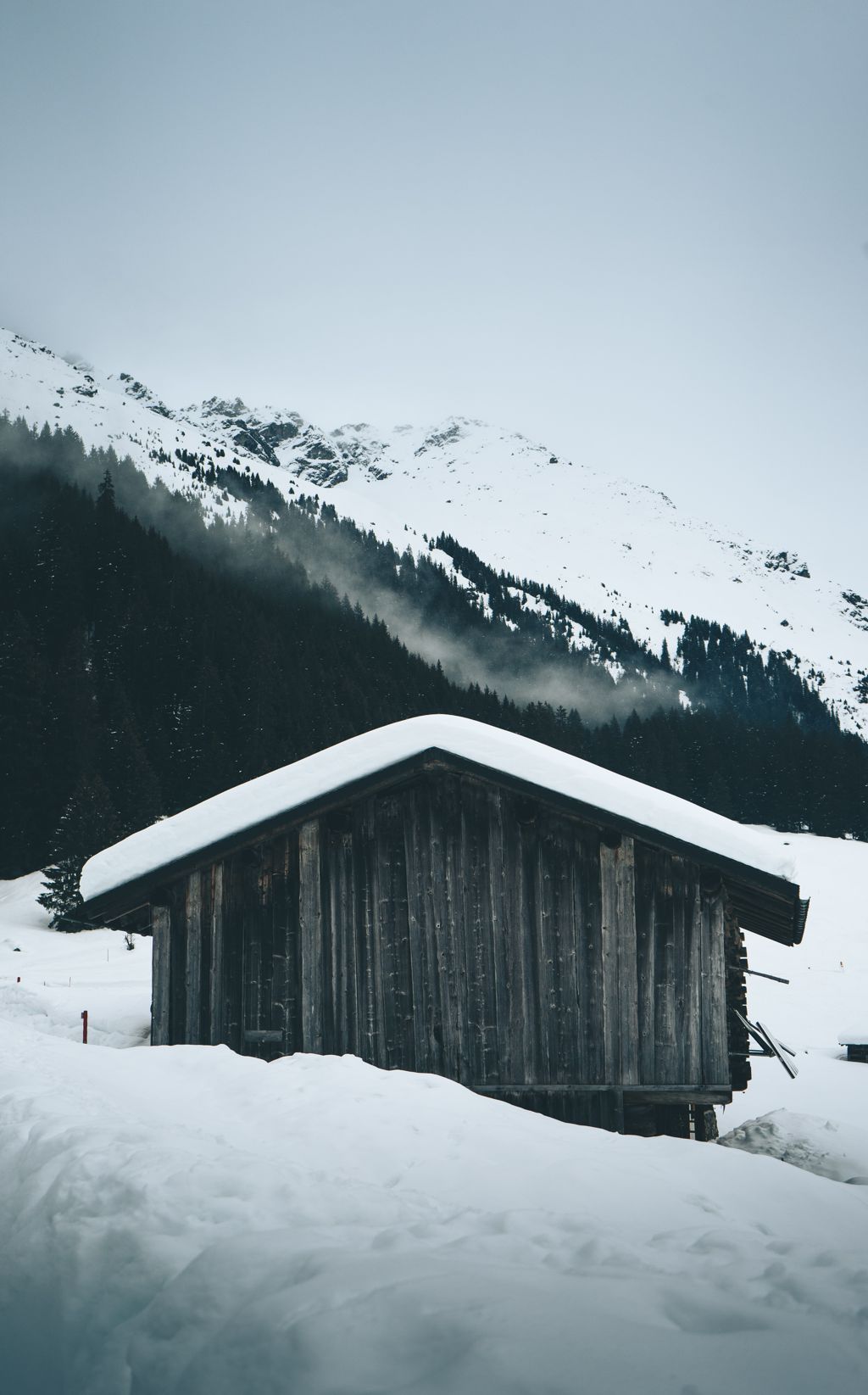 雪地里的小木屋图片