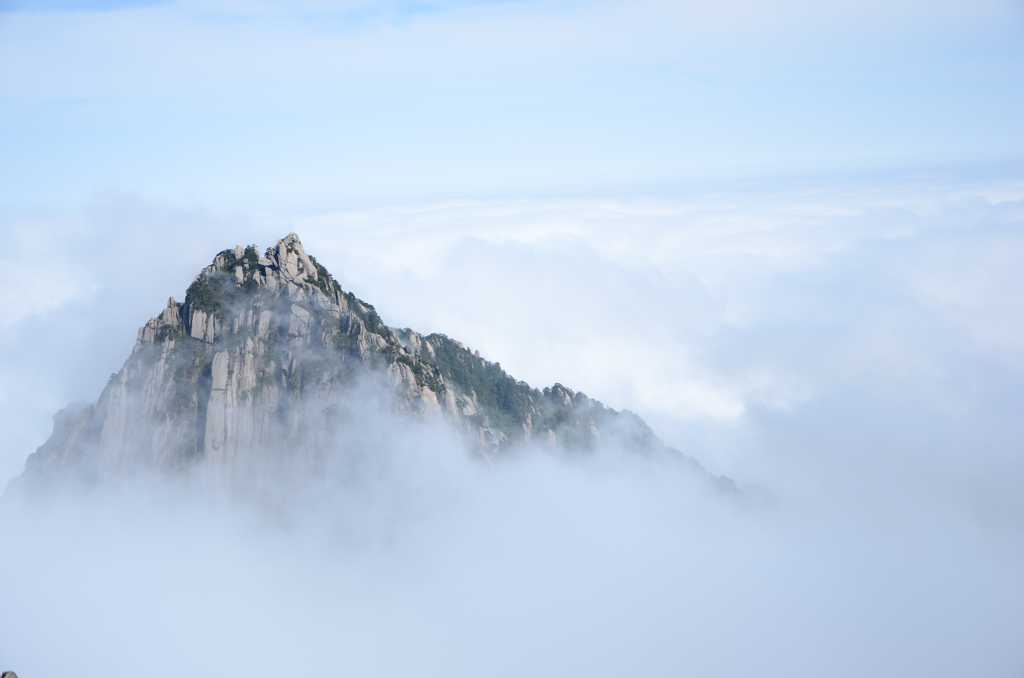 云雾缭绕的山川图片