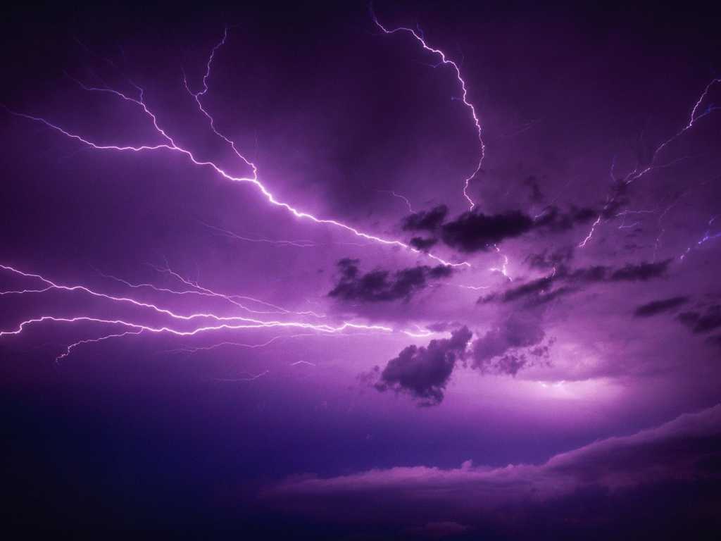 电闪雷鸣的紫色天空