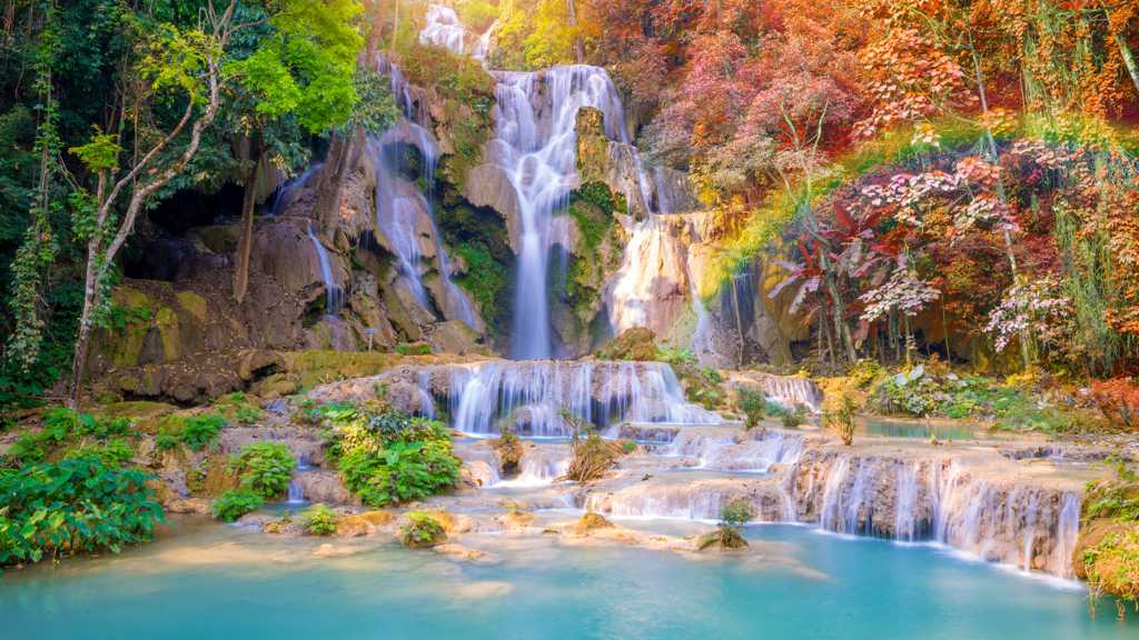 唯美的山间瀑布自然景致
