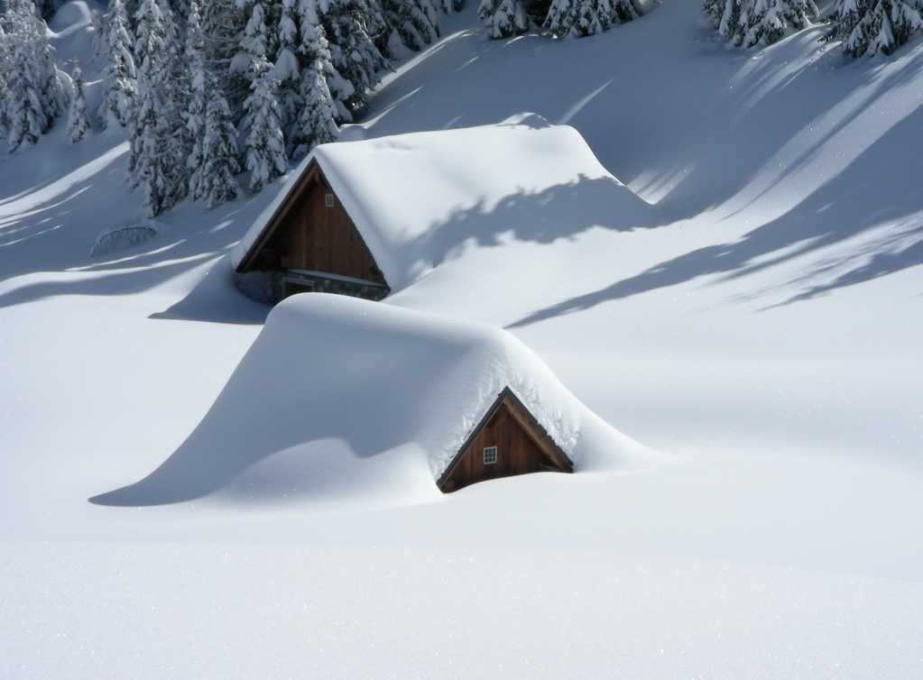 白皑皑的雪屋图片