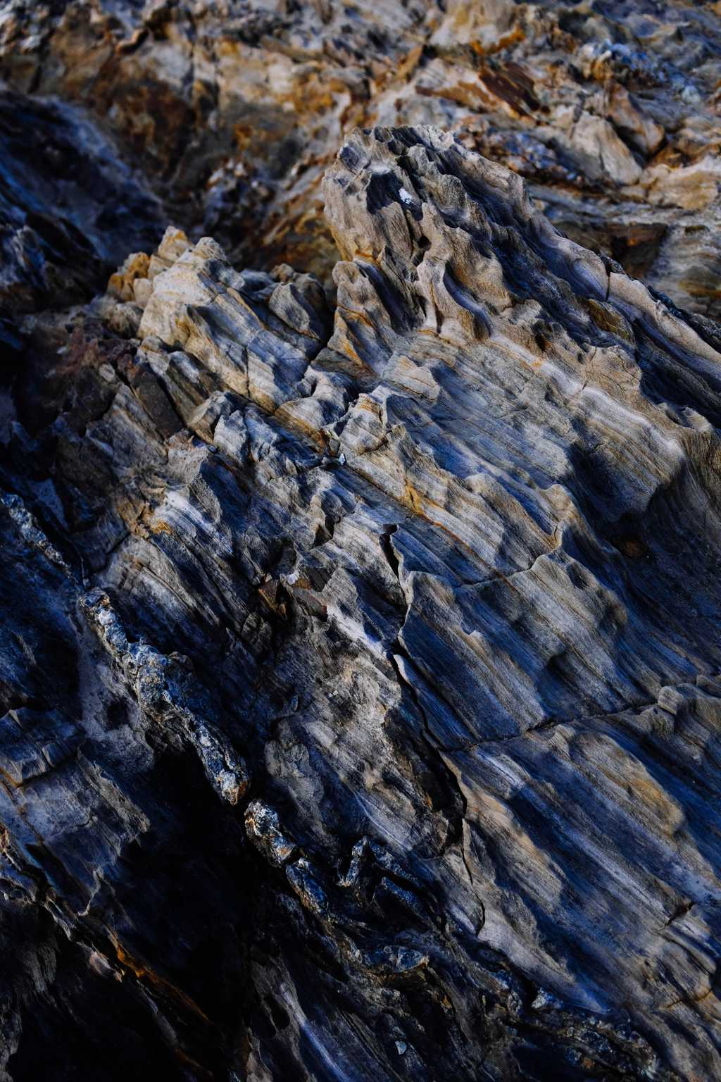 陡峭的岩石地貌图片