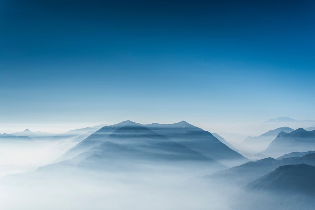 云雾笼罩的山峦