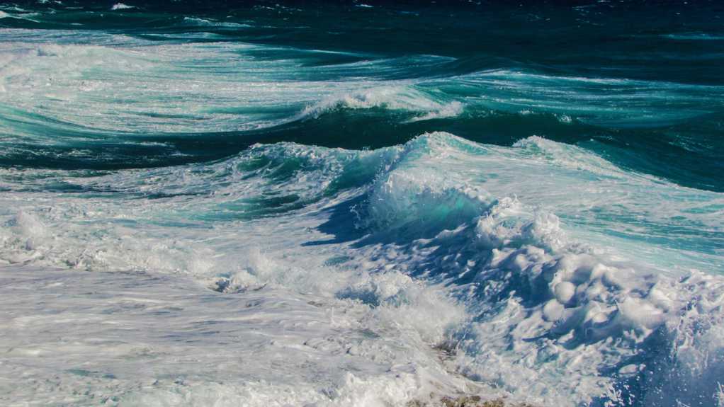 海面的波浪泡沫图片