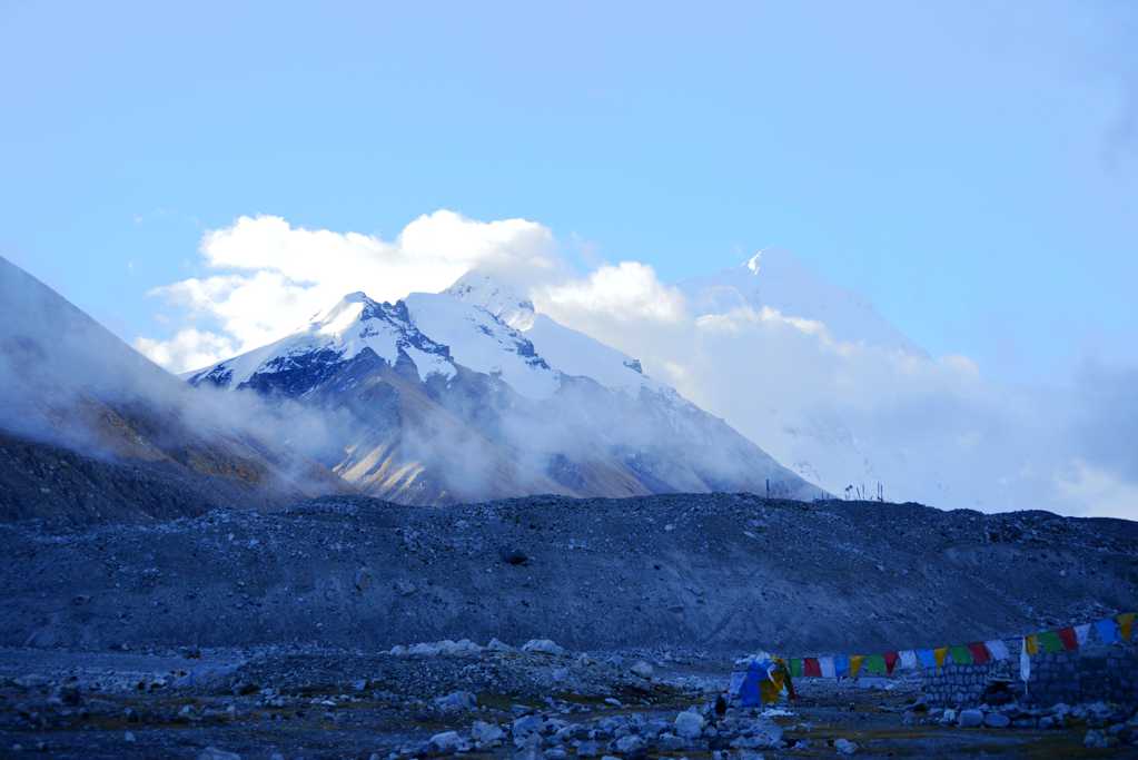 高大的珠穆朗玛峰风光图片