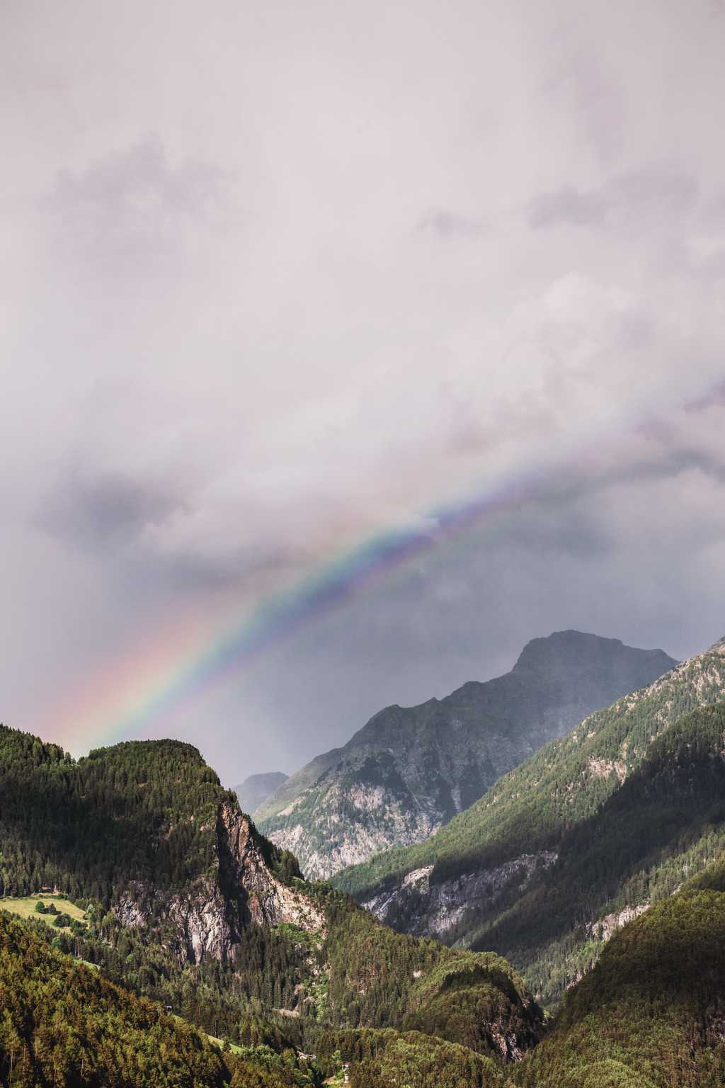 山间的彩虹光景图片