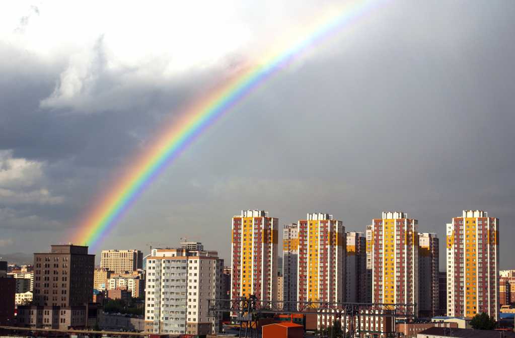 城市上空的彩虹图片