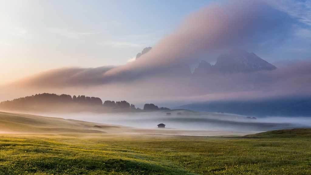 云雾中的原野景致图片