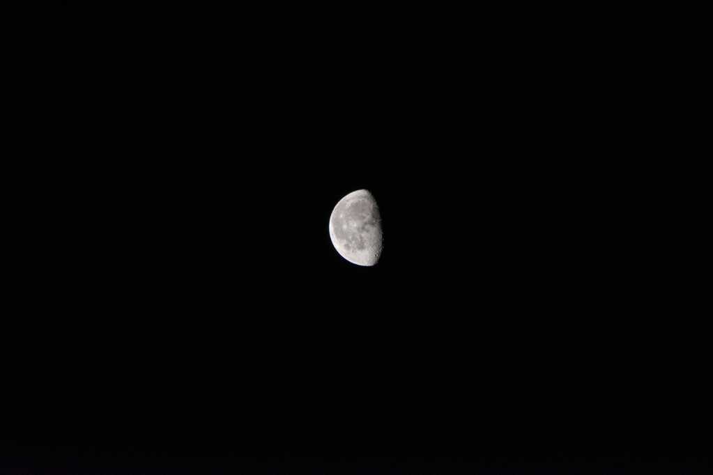 黑夜中的月亮图片