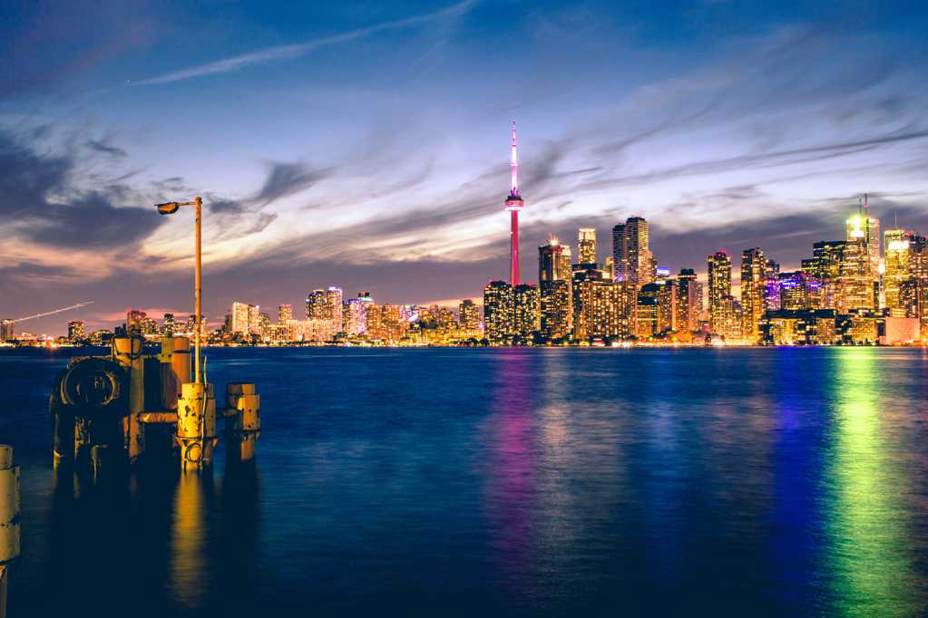 加拿大国家电视塔夜景图片