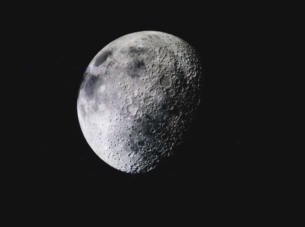 太空中的月球图片