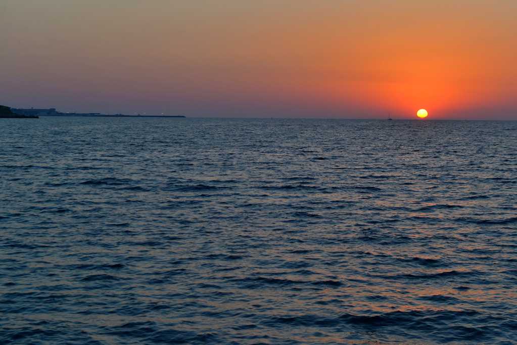 塞浦路斯海面斜阳图片