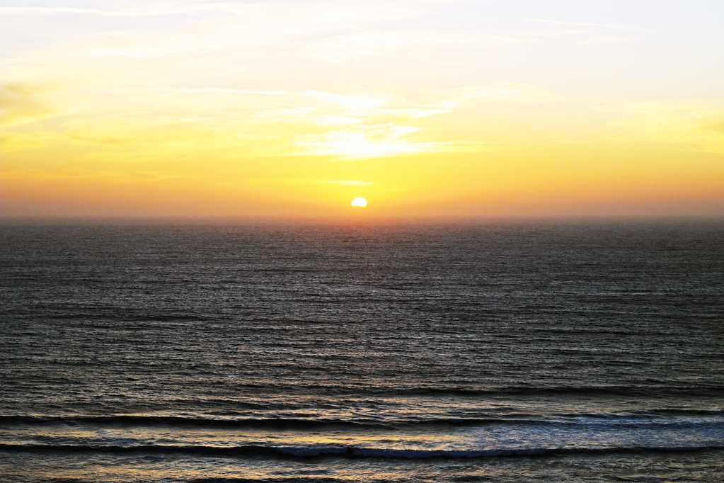 海平面的朝阳图片