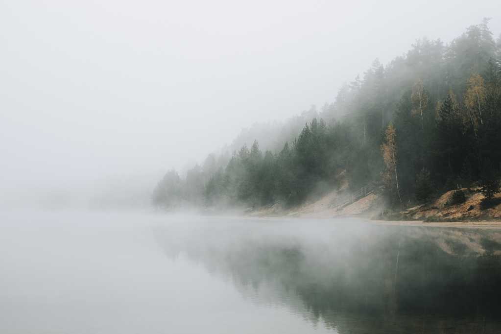 云雾缭绕的湖泊图片