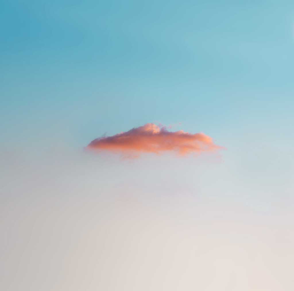 天空漂浮的彩云图片