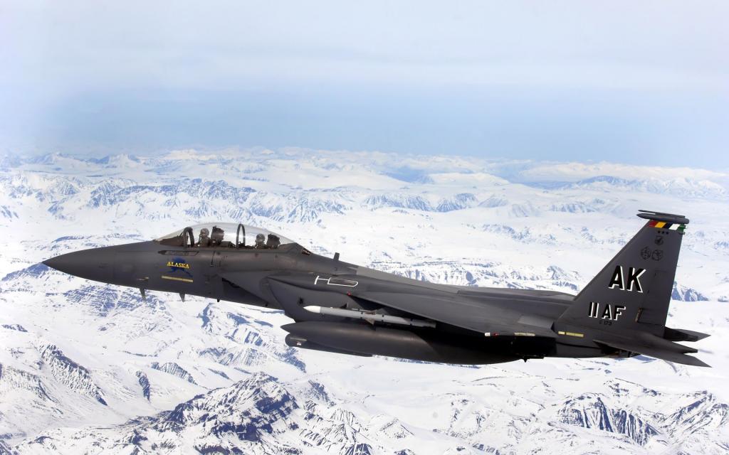 F 15E Strike Eagle飞越冰川田野