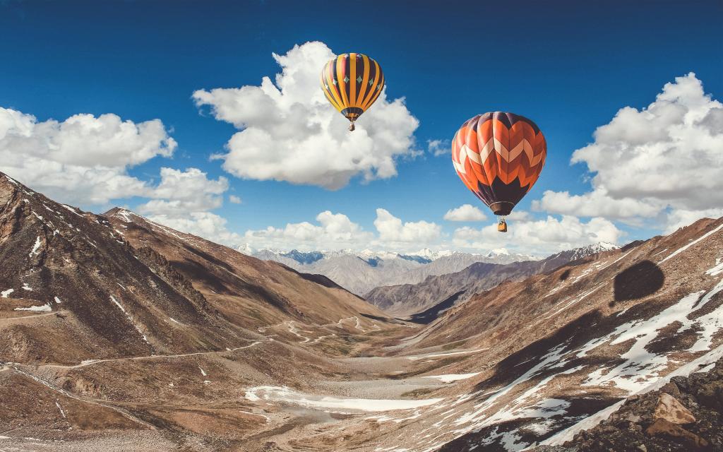 在Leh山4K的热空气气球乘驾
