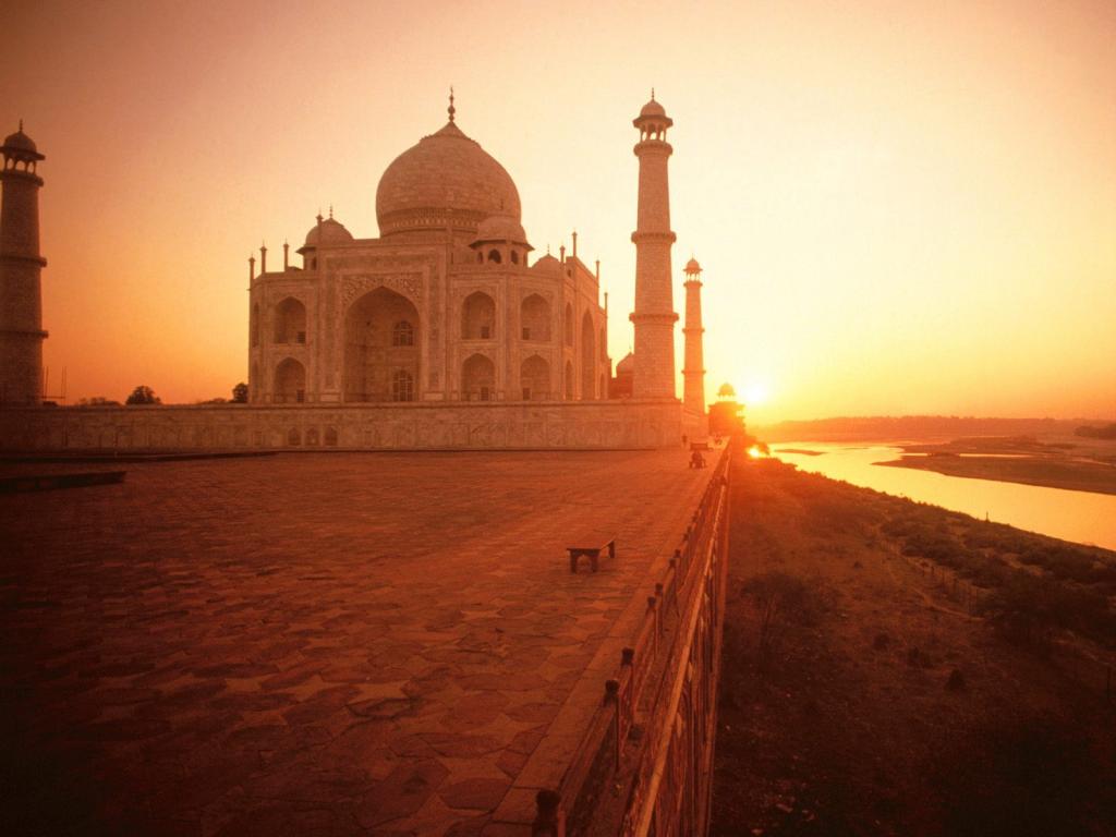 在日落印度的泰姬陵