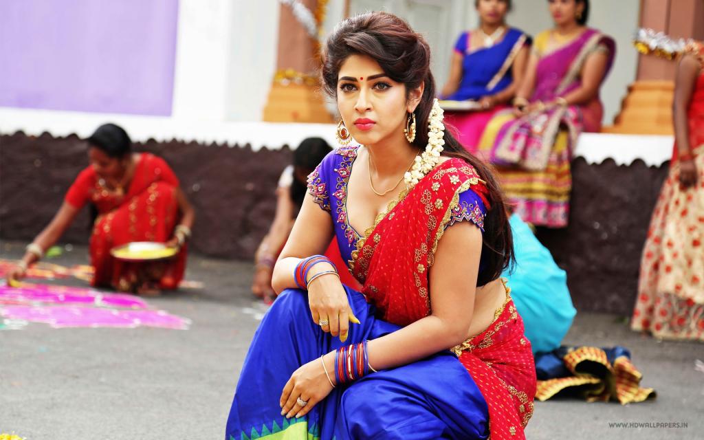 Sonarika Bhadoria在Saree