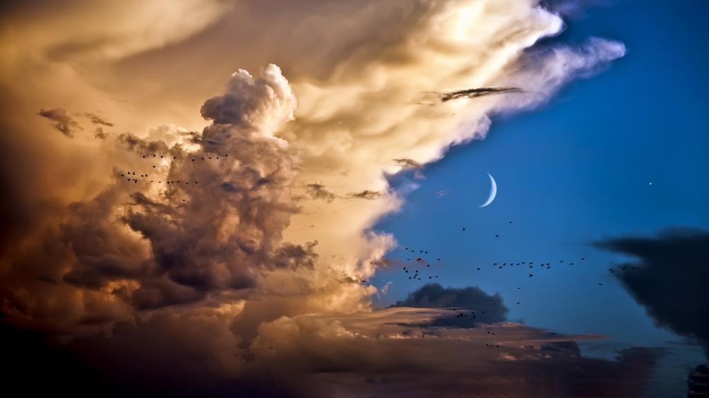 白云与月亮的交替时分