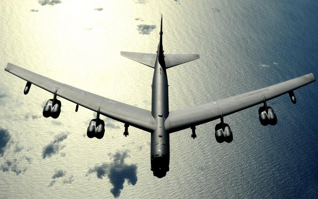 B 52战地轰炸机
