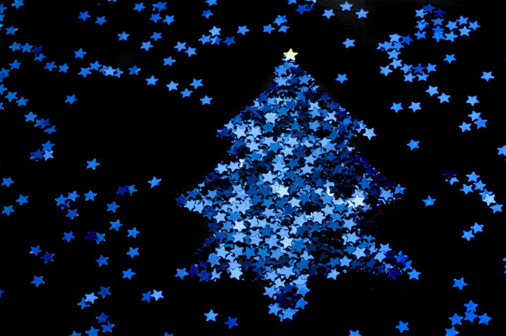 圣诞树,蓝色的星星,黑暗的背景