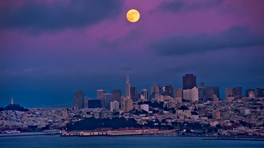 旧金山天空中的明月