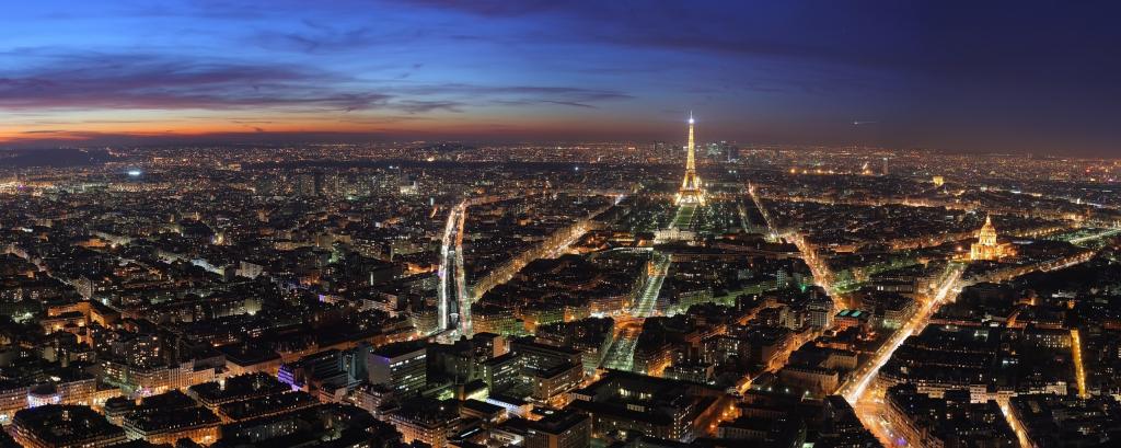 巴黎在晚上双监视器