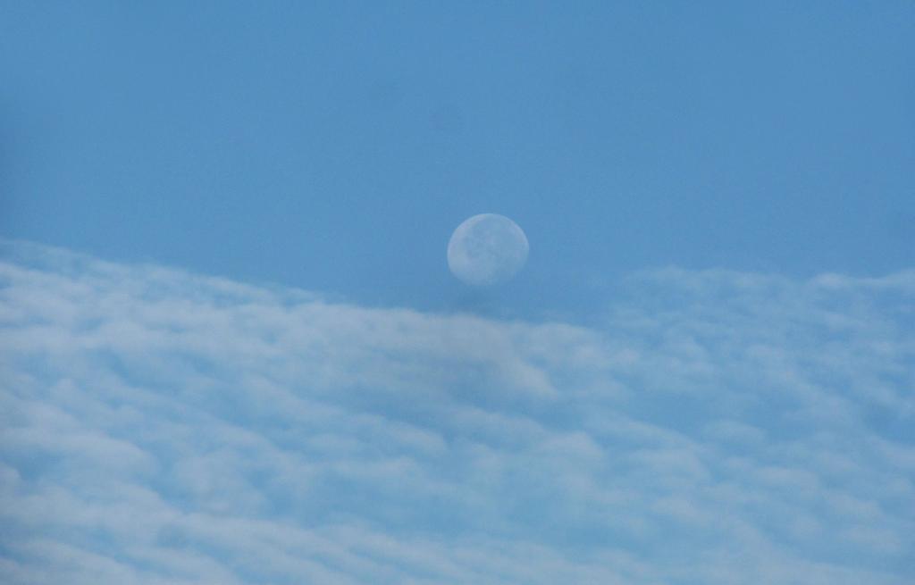 蓝天上的一轮圆月