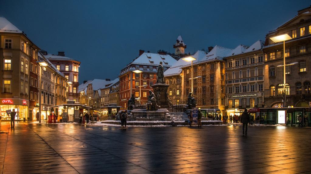奥地利格拉茨的晚间城镇广场