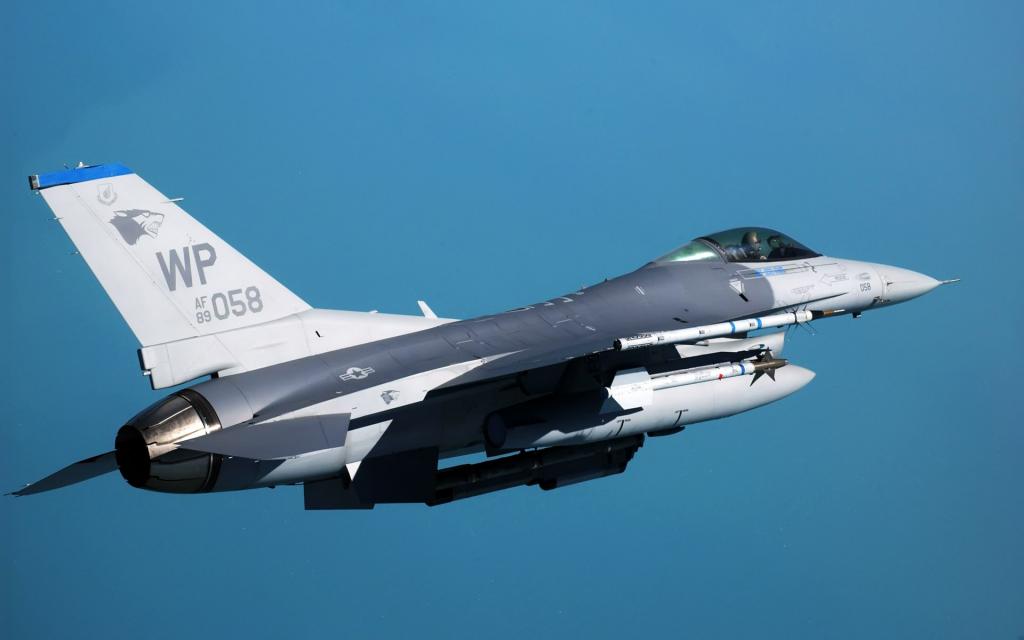 F16战斗在昆山空军基地