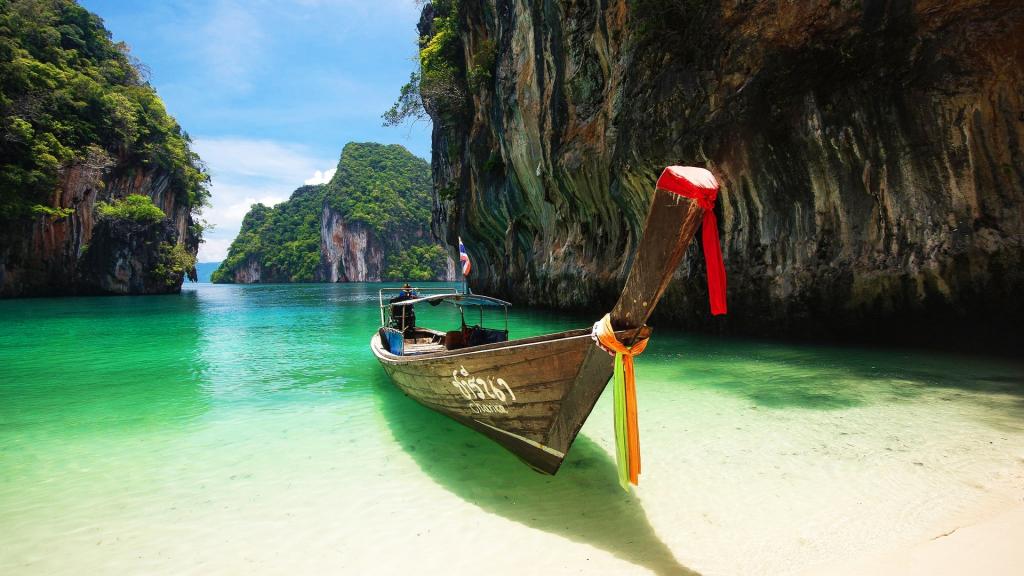 泰国湖上小船优美风光写真