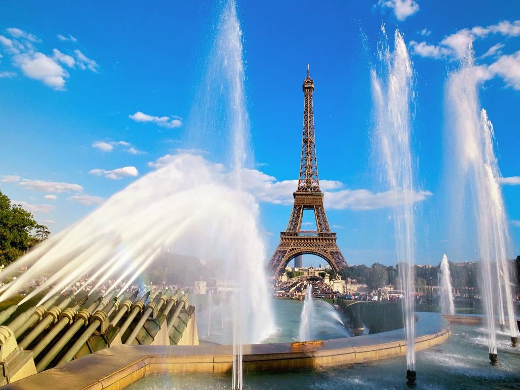 艾菲尔铁塔喷泉巴黎