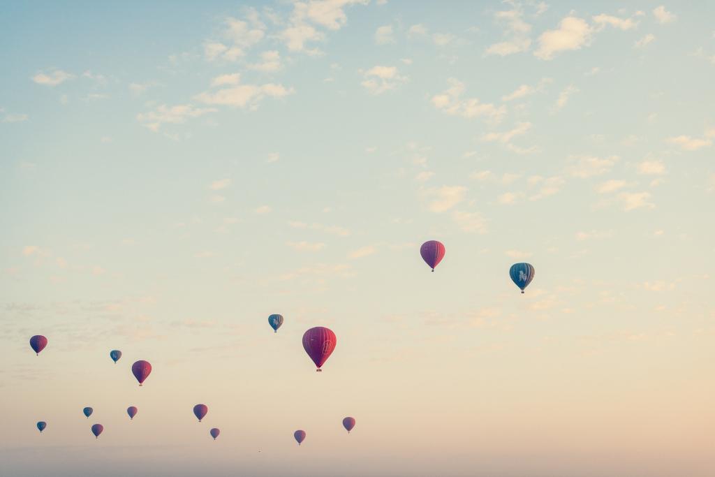 天空上漂浮的热气球