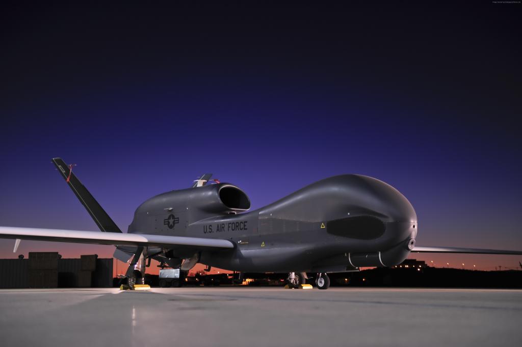 RQ-4,全球鹰,诺斯罗普·格鲁曼公司,无人机,监控无人机,无人机,美国陆军,美国空军,机场,日落（水平）