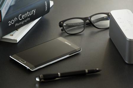 三星Galaxy Note Edge,智能手机,平板,审查,侧栏,笔,眼镜,书,表（水平）