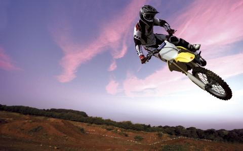 在天空的摩托车越野赛自行车