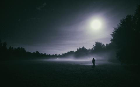有雾的夜晚月亮