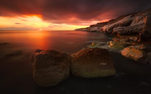 岩石的海岸线日落