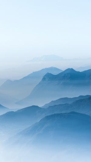 雾气缭绕中的山峰唯美景象
