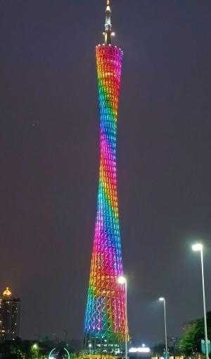 夜空下迷人的广州塔