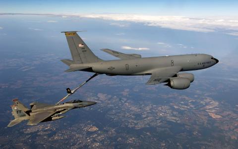 F 15鹰从KC 135 Stratotanker获得燃料