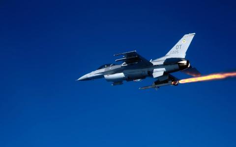F 16C战隼射击AGM 88导弹