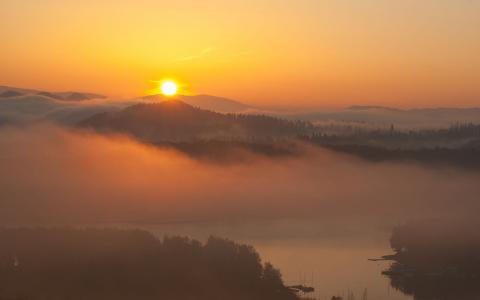 清晨山间大雾朦胧景观