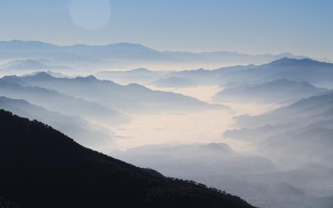 有薄雾的喜马拉雅山山