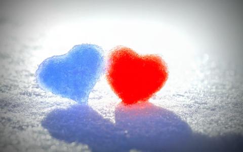 蓝红色的雪的心