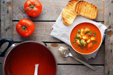 浓汤,番茄,面疙瘩,面包,草药（水平）