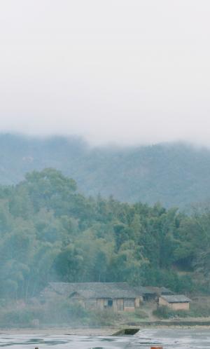 雾气笼罩的山间景色